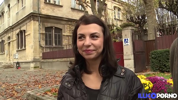 Clara jolie teen a le droit à une surprise: une deuxième bite